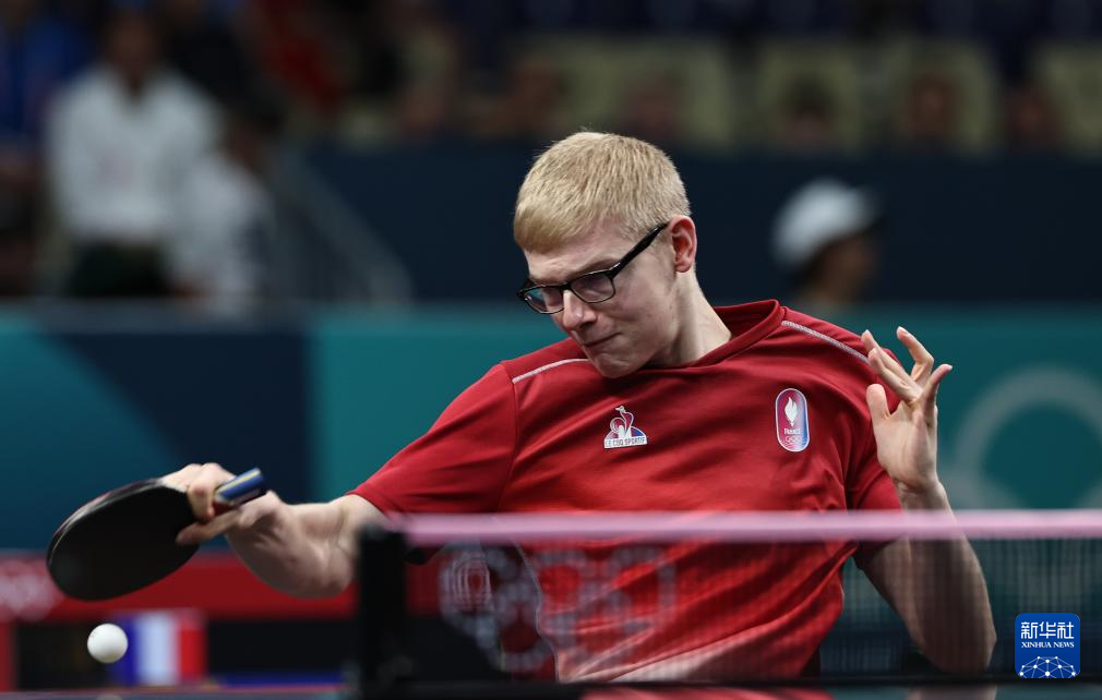 他的一举一 他的一举一